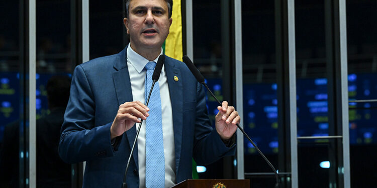 Em discurso, à tribuna, senador Camilo Santana (PT-CE).