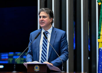 Em discurso, à tribuna, senador Camilo Santana (PT-CE).