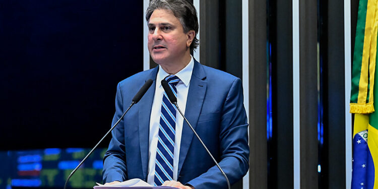 Em discurso, à tribuna, senador Camilo Santana (PT-CE).