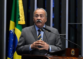 À tribuna, em discurso, senador Chico Rodrigues (PSB-RR).