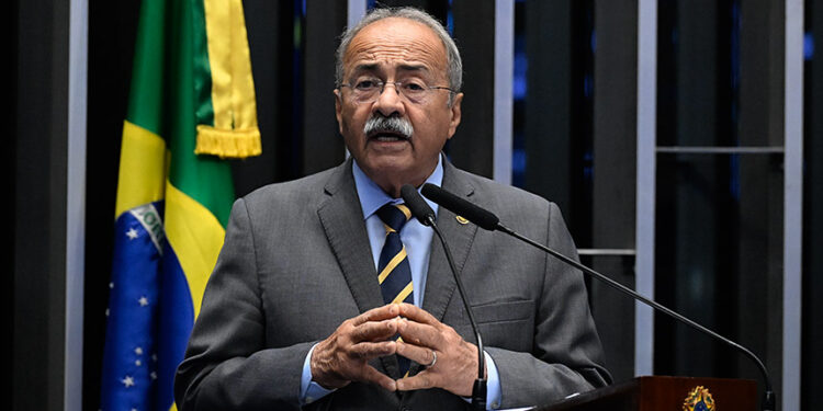 À tribuna, em discurso, senador Chico Rodrigues (PSB-RR).