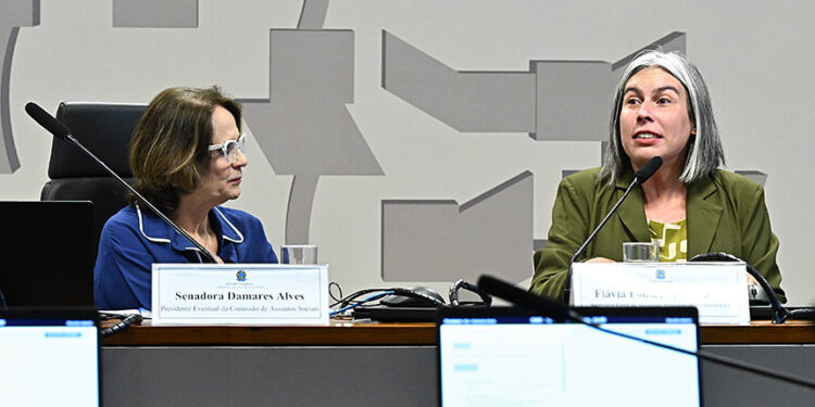 Cigarro eletrônico atrai jovens e agrava dependência, segundo especialistas