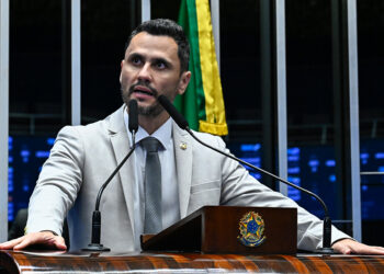 Senador Cleitinho (Republicanos-MG) em discurso à tribuna.