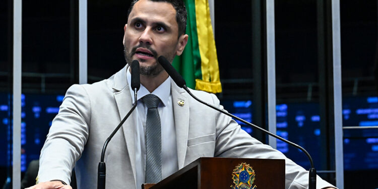 Senador Cleitinho (Republicanos-MG) em discurso à tribuna.