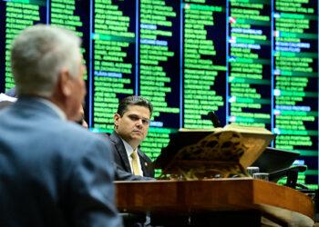 Presidente do Senado Federal, senador Davi Alcolumbre (União-AP) em destaque à mesa.