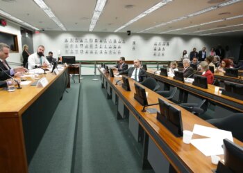 Conselho de Ética adia análise contra deputados por quebra de decoro