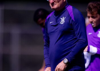 Corinthians demite Dorival Jr. e contrata Diniz para comando do Timão