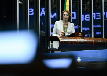 À tribuna, em discurso, senadora Damares Alves (Republicanos-DF).