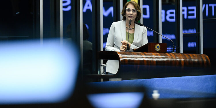 À tribuna, em discurso, senadora Damares Alves (Republicanos-DF).