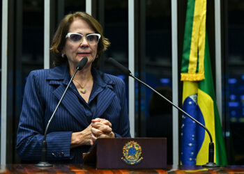 Senadora Damares Alves (Republicanos-DF) em discurso à tribuna.