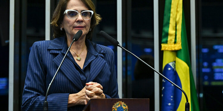 Senadora Damares Alves (Republicanos-DF) em discurso à tribuna.
