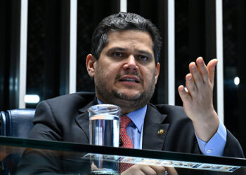 Senador Davi Alcolumbre (União-AP) conduz sessão.