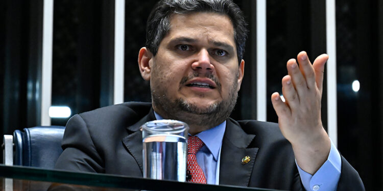 Senador Davi Alcolumbre (União-AP) conduz sessão.