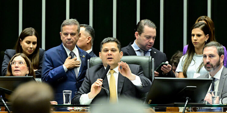 Davi retira trechos de veto à dosimetria de penas; decisão divide parlamentares