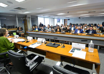 Convidados à bancada.