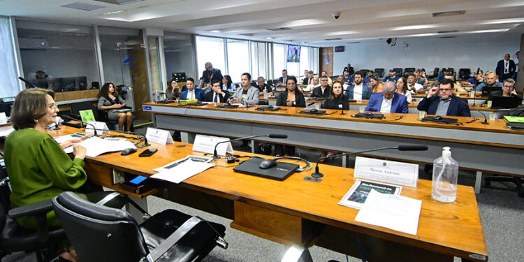 Convidados à bancada.