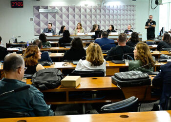Da bancada, convidados participam da audiência.