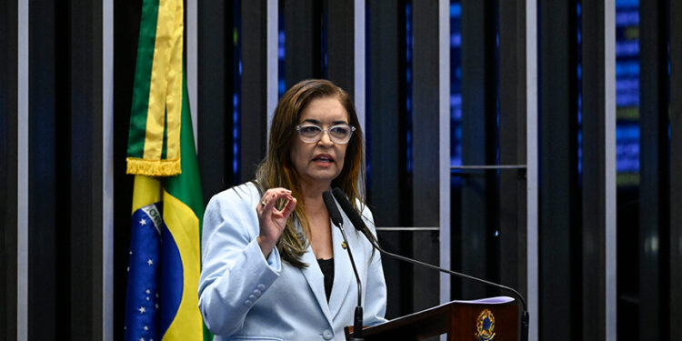 À tribuna, em discurso, senadora Dra. Eudócia (PL-AL).