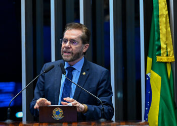 Em discurso, à tribuna, senador Plínio Valério (PSDB-AM).