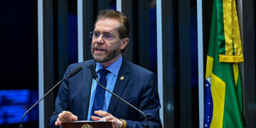 Em discurso, à tribuna, senador Plínio Valério (PSDB-AM).