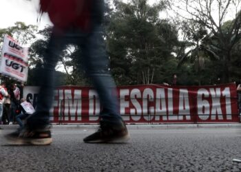 Fim da escala 6x1: governo concorda com tramitação de PECs, diz Motta