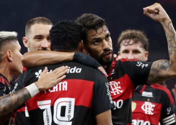 Flamengo reage e vence Santos de virada por 3 a 1 no Brasileirão