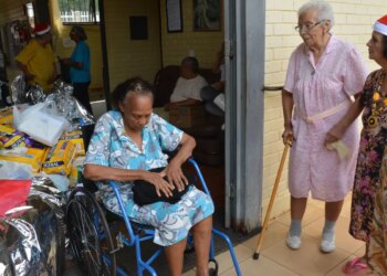 Geração sanduíche: adultos cuidam de filhos e idosos