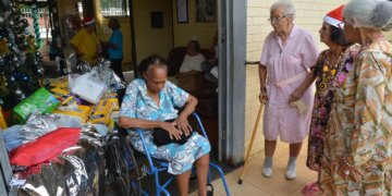 Geração sanduíche: adultos cuidam de filhos e idosos