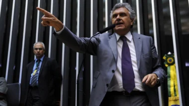 Caiado durante mandato no Congresso; ele volta a disputar uma campanha presidencial contra Lula após o ano de 1989