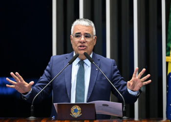 Em discurso, à tribuna, senador Eduardo Girão (Novo-CE).