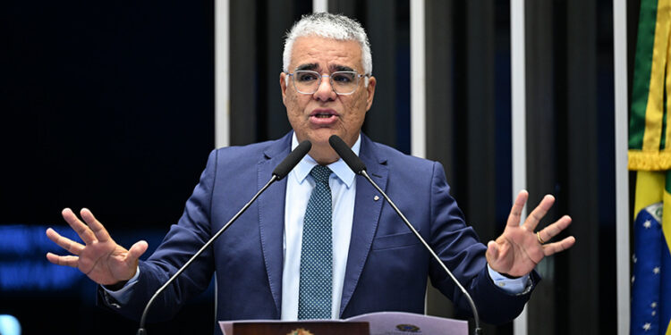 Em discurso, à tribuna, senador Eduardo Girão (Novo-CE).