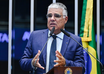 Em discurso,  à tribuna,  senador Eduardo Girão (Novo-CE).