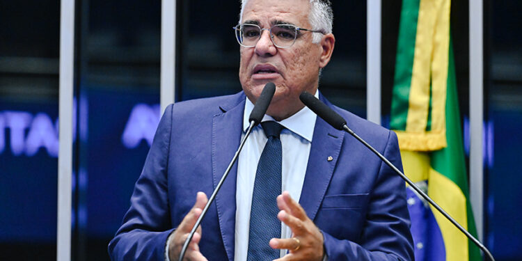 Em discurso,  à tribuna,  senador Eduardo Girão (Novo-CE).