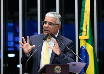 Em discurso, à tribuna, senador Eduardo Girão (Novo-CE).