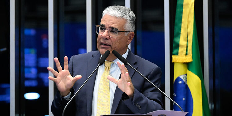 Em discurso, à tribuna, senador Eduardo Girão (Novo-CE).