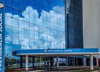 INSS começa a pagar 13º salário de aposentados e pensionistas