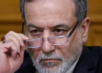 Irã confirma pausa em ataques e trânsito seguro no Estreito de Ormuz