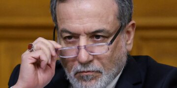 Irã confirma pausa em ataques e trânsito seguro no Estreito de Ormuz