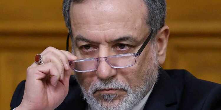 Irã confirma pausa em ataques e trânsito seguro no Estreito de Ormuz