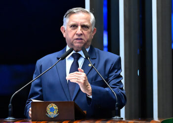 À tribuna, em discurso, senador Izalci Lucas (PL-DF).