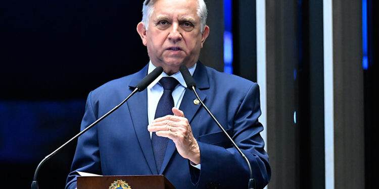 À tribuna, em discurso, senador Izalci Lucas (PL-DF).