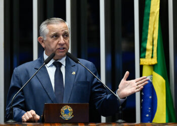 À tribuna, em discurso, senador Izalci Lucas (PL-DF).
