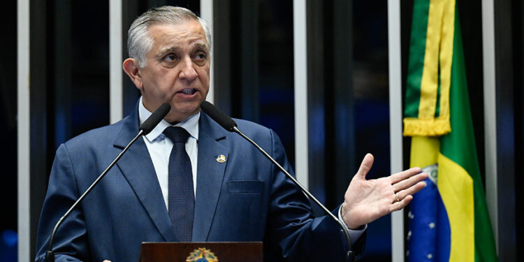 À tribuna, em discurso, senador Izalci Lucas (PL-DF).
