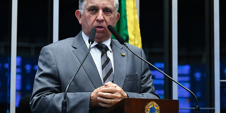 À tribuna, em discurso, senador Izalci Lucas (PL-DF).