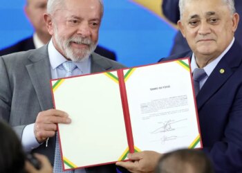 José Guimarães assume ministério e fala em "derrotar o fascismo"