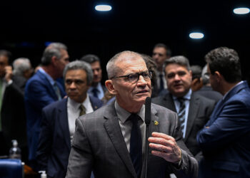 Senador Fabiano Contarato (PT-ES) em pronunciamento à bancada.