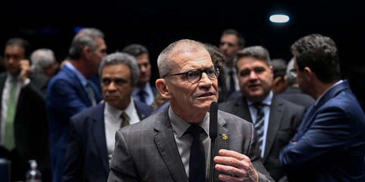 Senador Fabiano Contarato (PT-ES) em pronunciamento à bancada.
