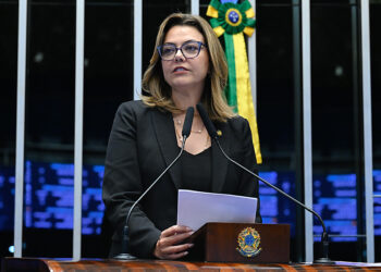 Em discurso, à tribuna, senadora Leila Barros (PDT-DF).