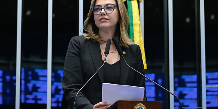 Em discurso,  à tribuna, senadora Leila Barros (PDT-DF).