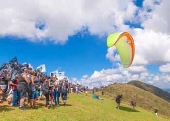 Manifestantes fazem abraço símbolico na Serra da Moeda, em MG